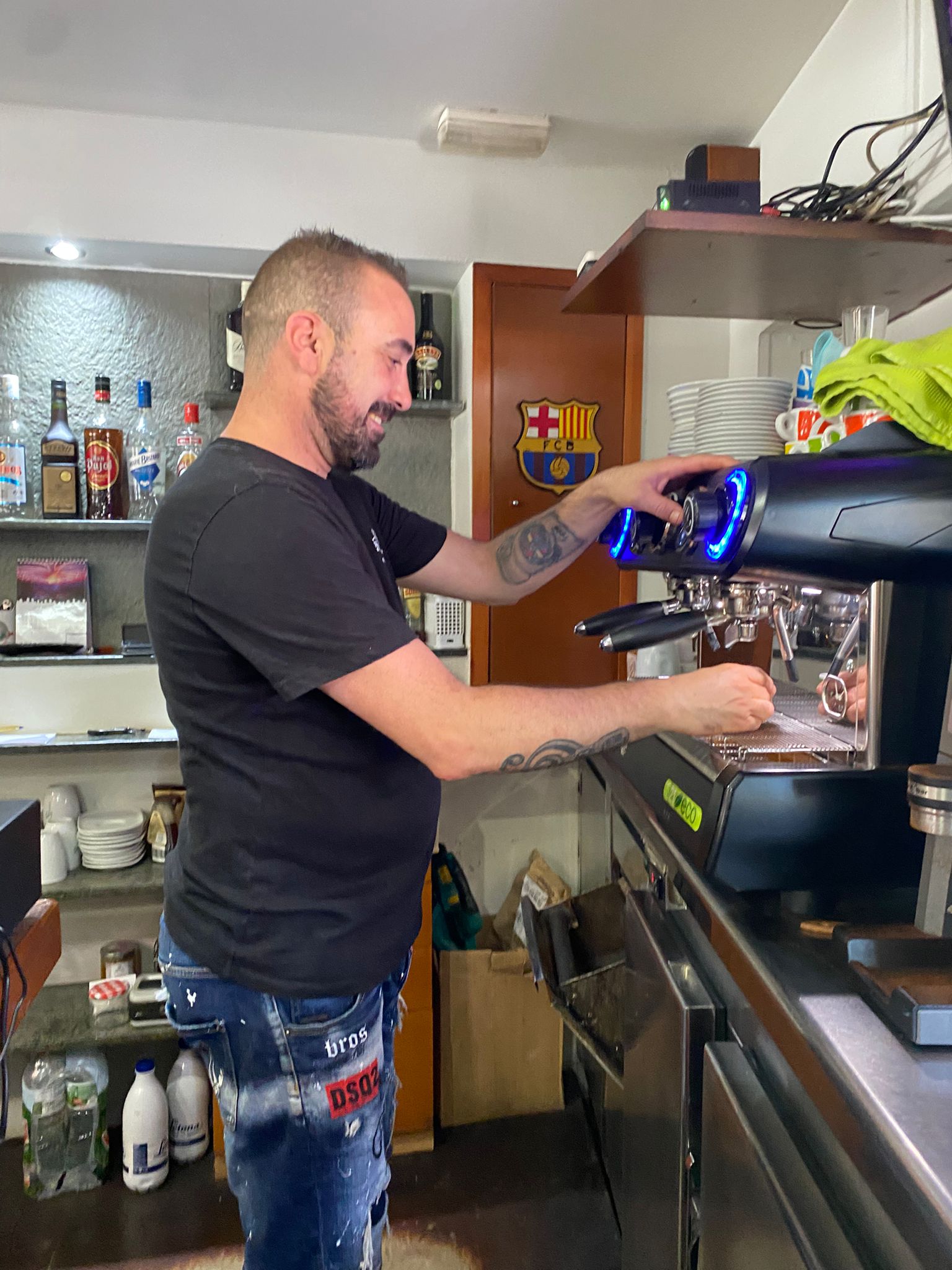 Preparant un cafè al Cafè Bar Drac
