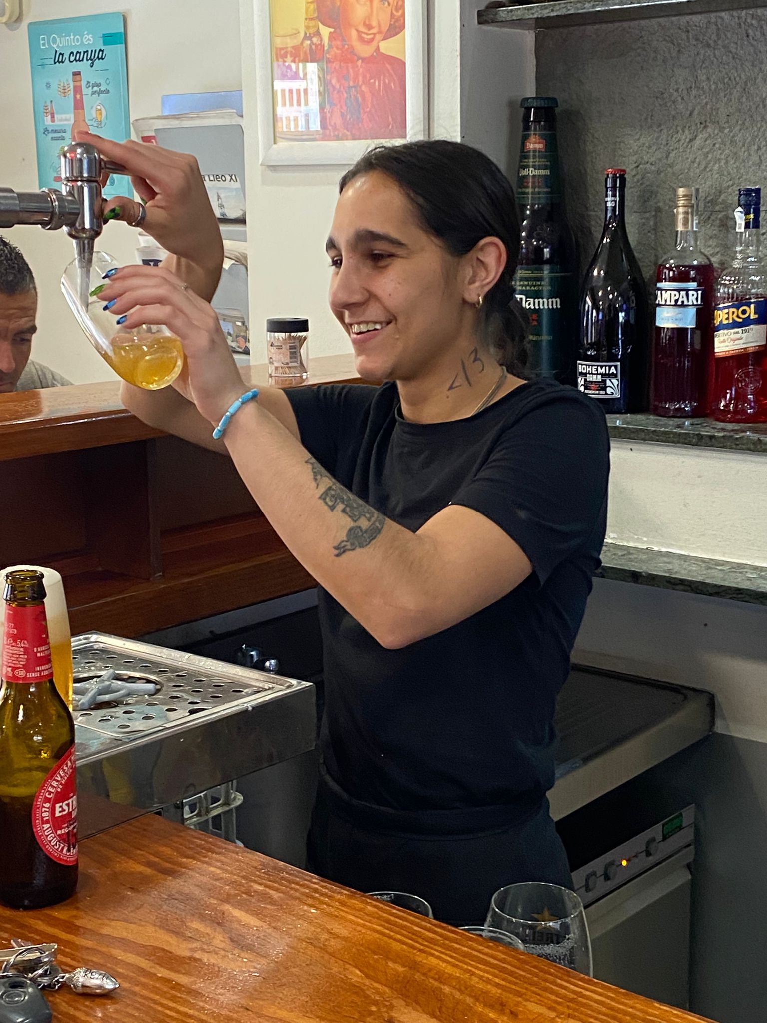 Servei al Cafè Bar Drac