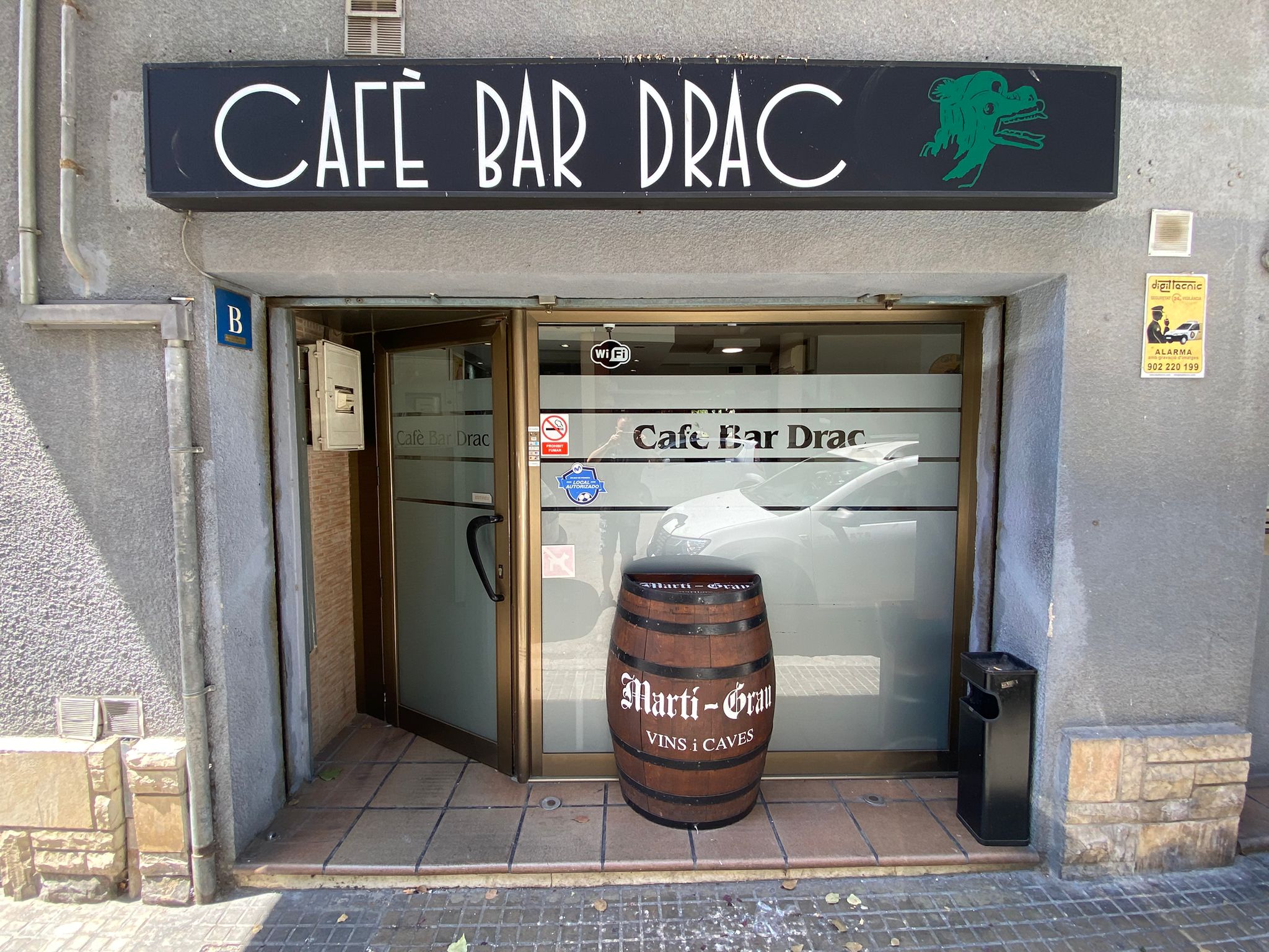 Entrada del Cafè Bar Drac