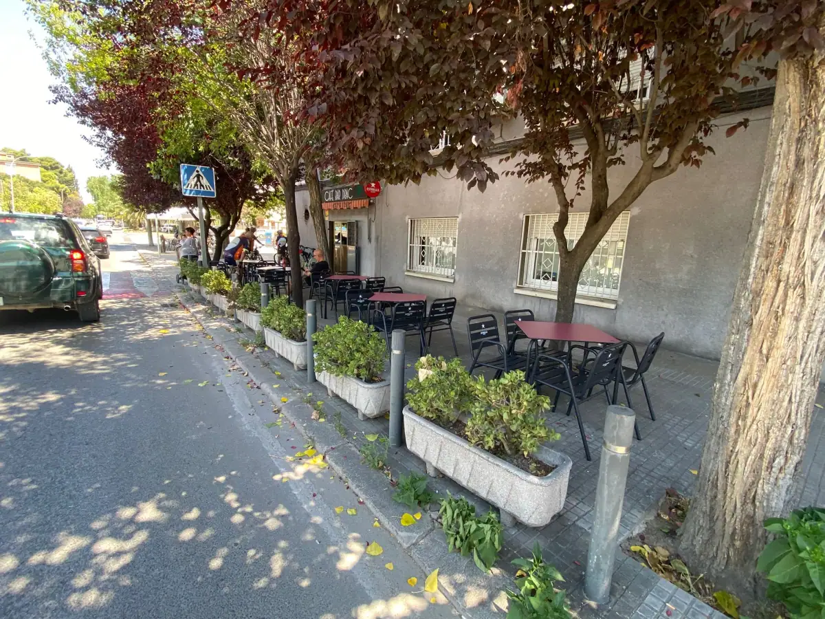Terrassa amb flors del Cafè Bar Drac